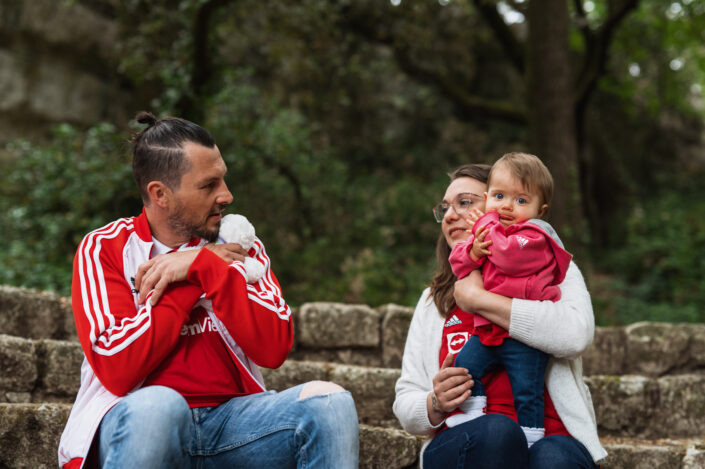 Bébé qui tire la langue à l'objectif