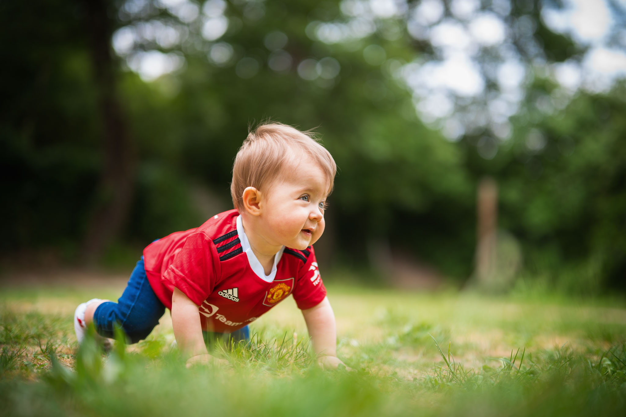 Photo d'un bébé qui veut se relever