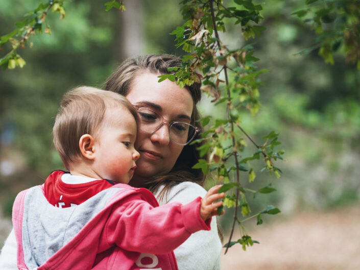 Bébé curieux joue avec des feuilles
