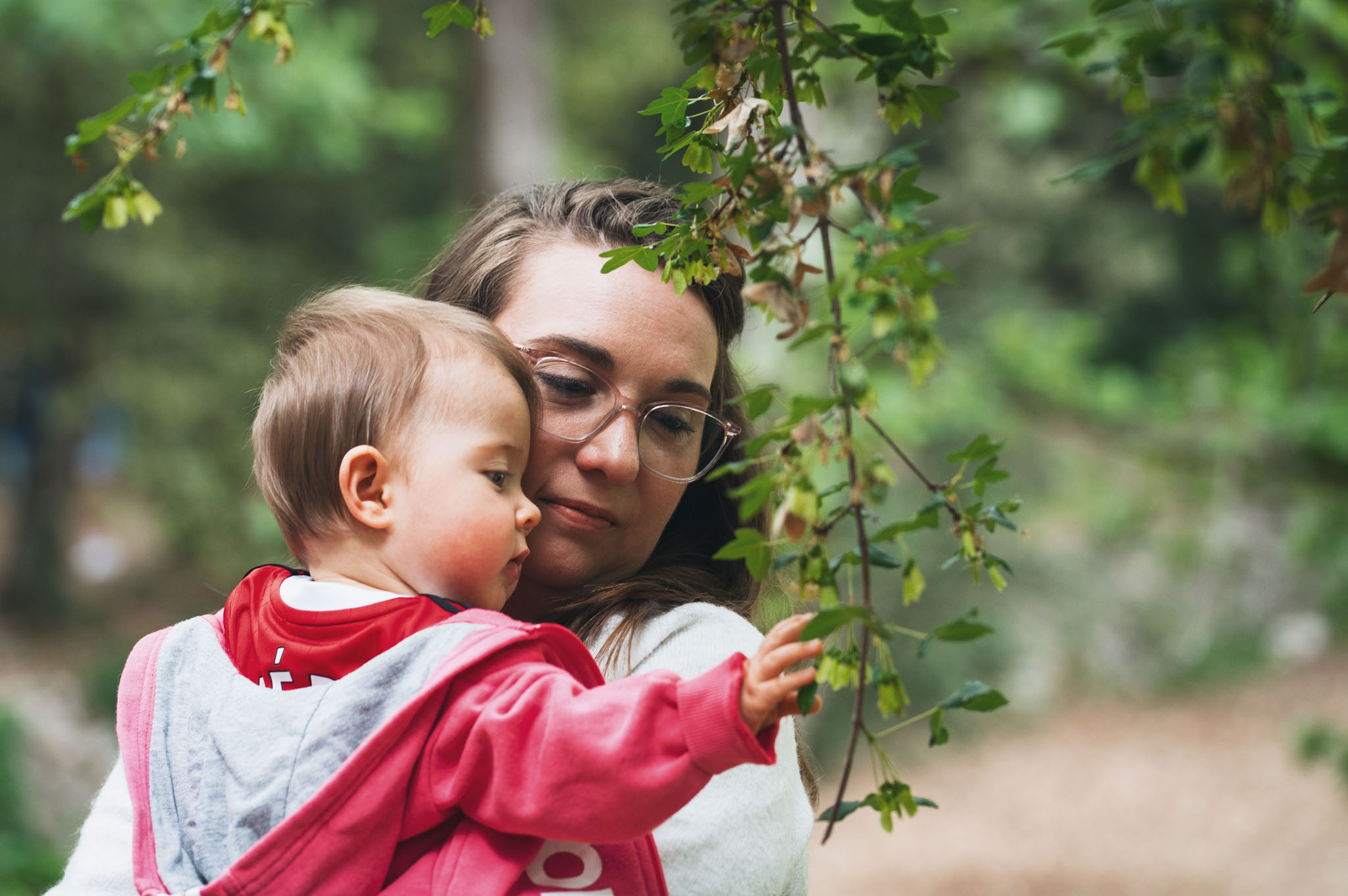 Bébé curieux joue avec des feuilles