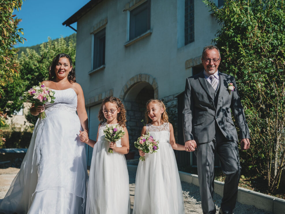 Famille en tenue de mariage